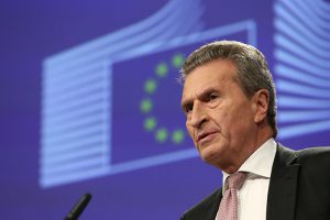economía circular, plástico, tasa europea sobre plásticos, comisario, Oettinger, impuesto, productos plásticos, envases plásticos