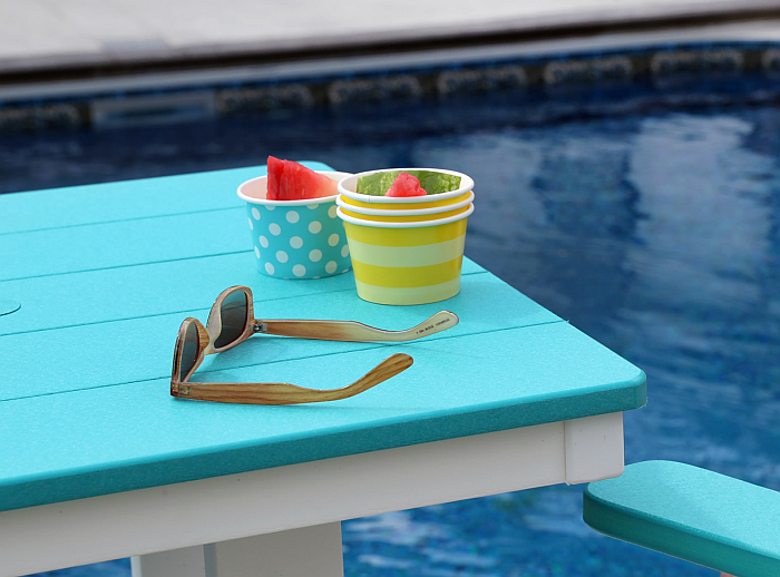 gafas de sol, fruta y piscina