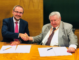 Firma del acuerdo entre Repsol y ECI