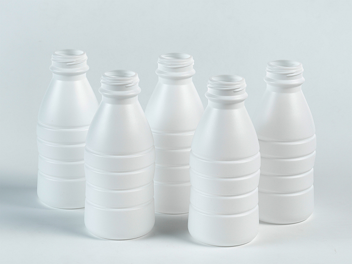 Botellas fabricadas con HDPE reciclado gracias a Starlinger
