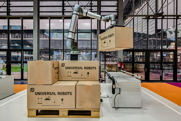 universal robots cobot
