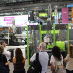 Stand de ENGEL en Equiplast 2026 con células de producción de inyección de plástico en funcionamiento.