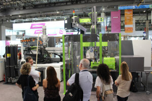 Stand de ENGEL en Equiplast 2026 con células de producción de inyección de plástico en funcionamiento.