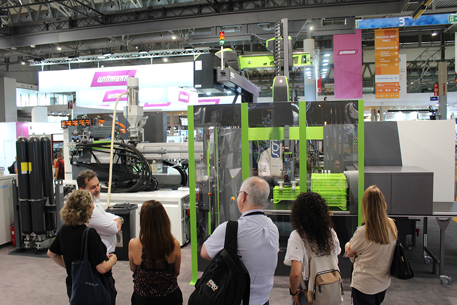 Stand de ENGEL en Equiplast 2026 con células de producción de inyección de plástico en funcionamiento.