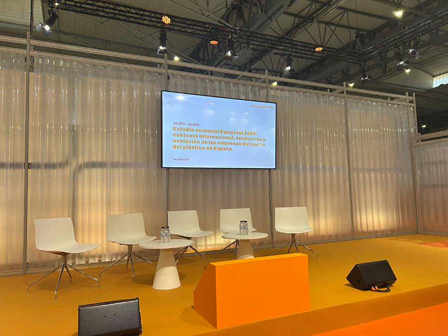 Presentación del Estudio Equiplast 2026 sobre la industria del plástico en España durante Equiplast en Barcelona.