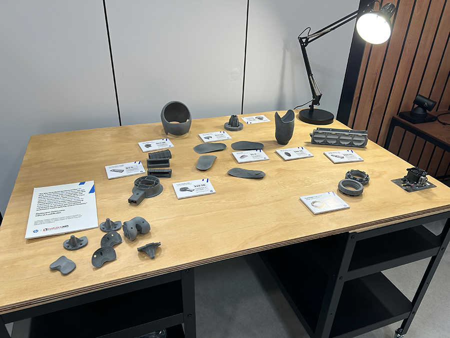 Ejemplos de componentes industriales fabricados con impresión 3D mediante tecnología Multi Jet Fusion.